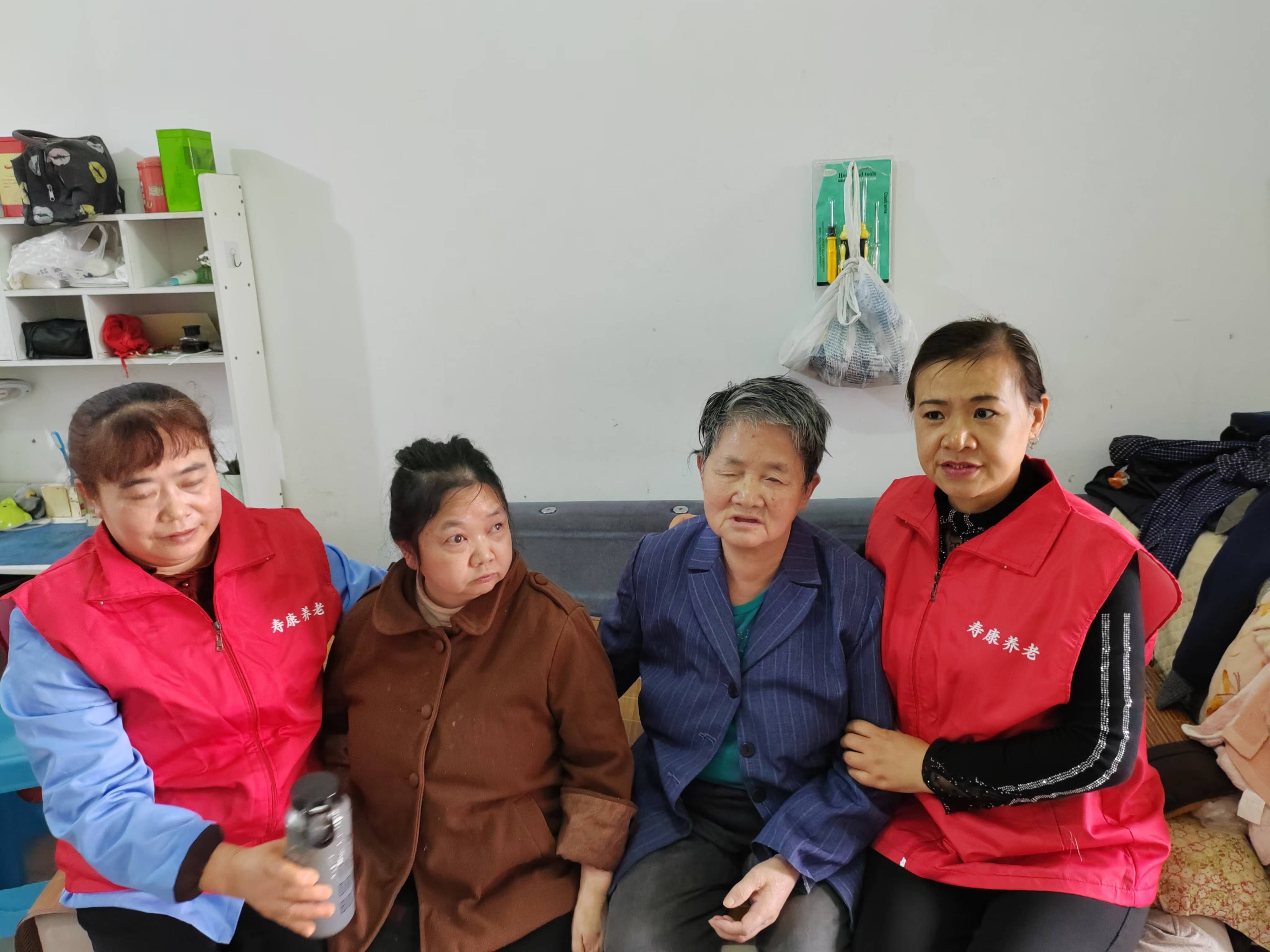 关爱失明老人，，，，，转达温暖实力