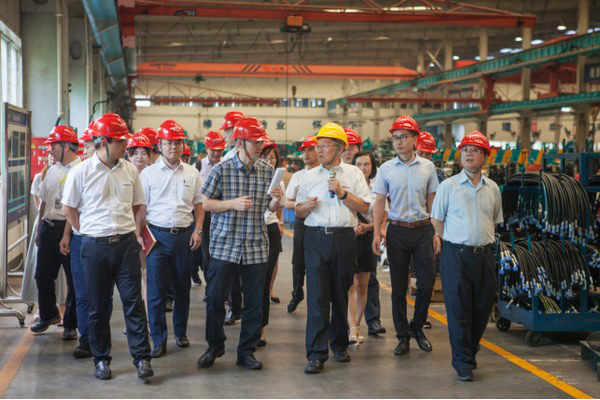 商务部合作司刘民强副司长一行调研304am永利集团智能