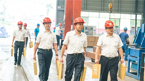 万力集团“送清冷”活动，慰问一线员工