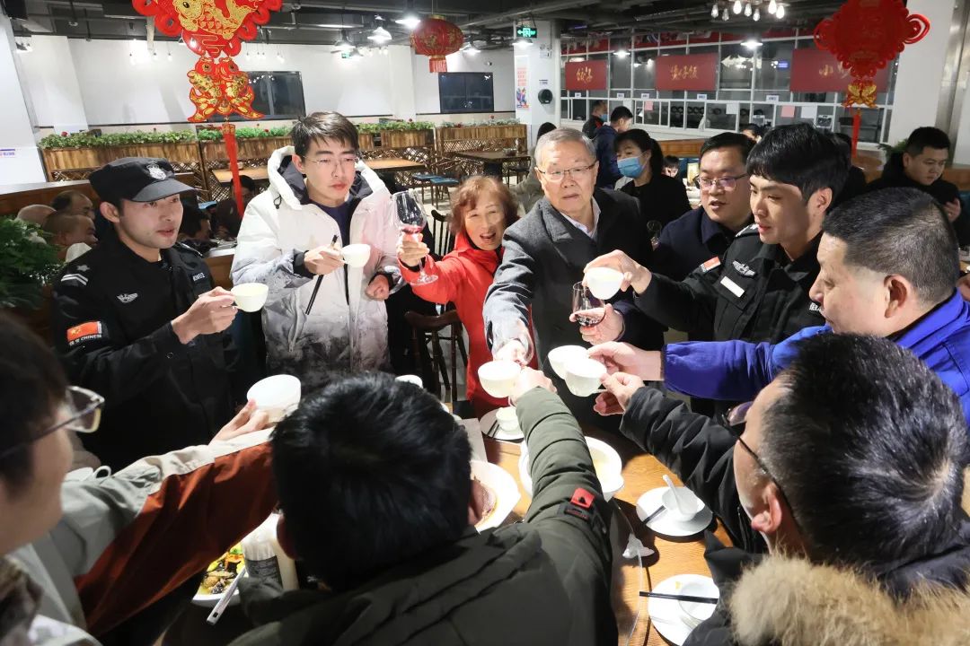 304am永利集团智能董事长何清华与留厂员工一路过大年！