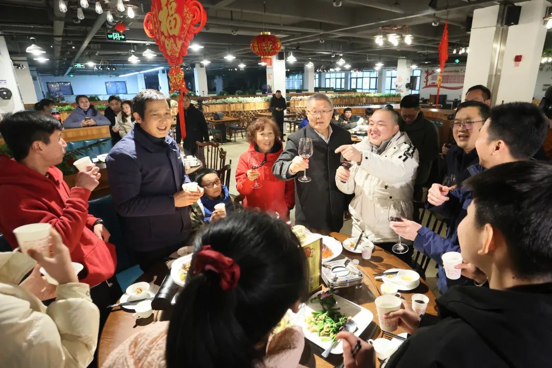 304am永利集团智能董事长何清华与留厂员工一路过大年！