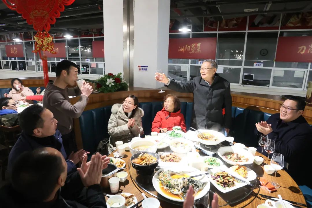 304am永利集团智能董事长何清华与留厂员工一路过大年！