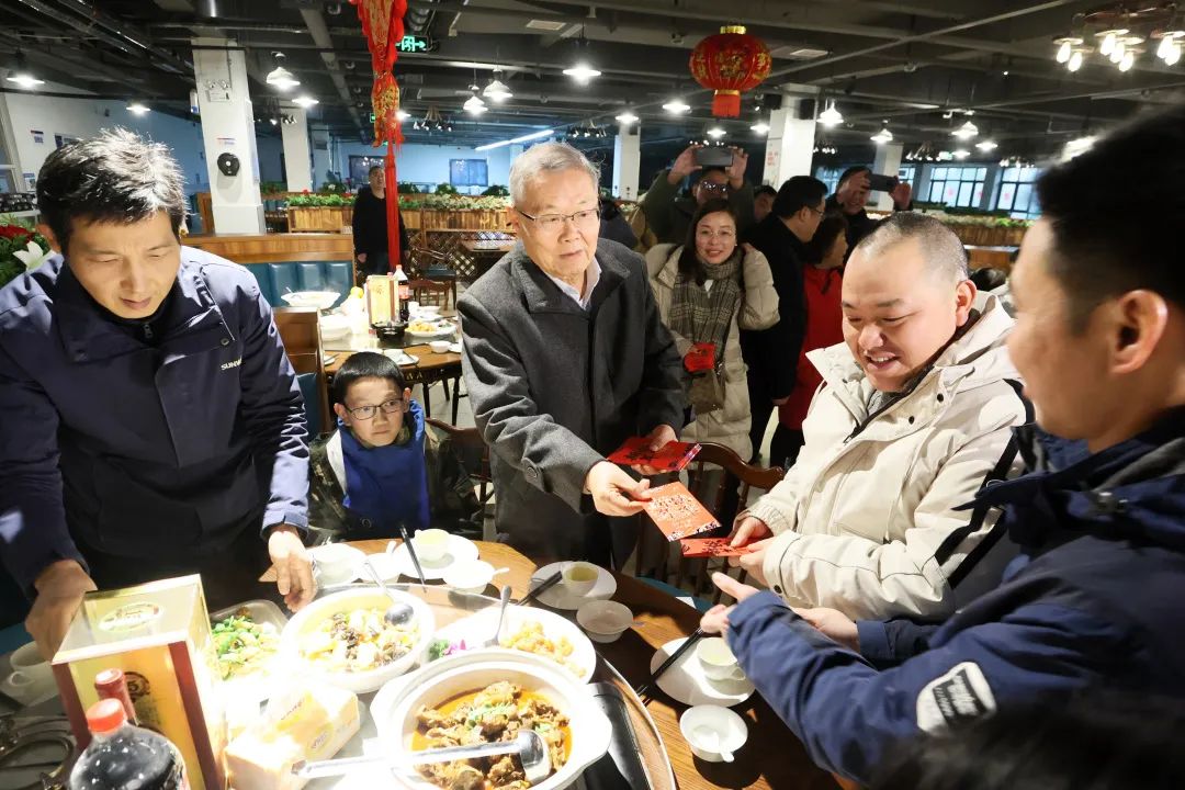 304am永利集团智能董事长何清华与留厂员工一路过大年！