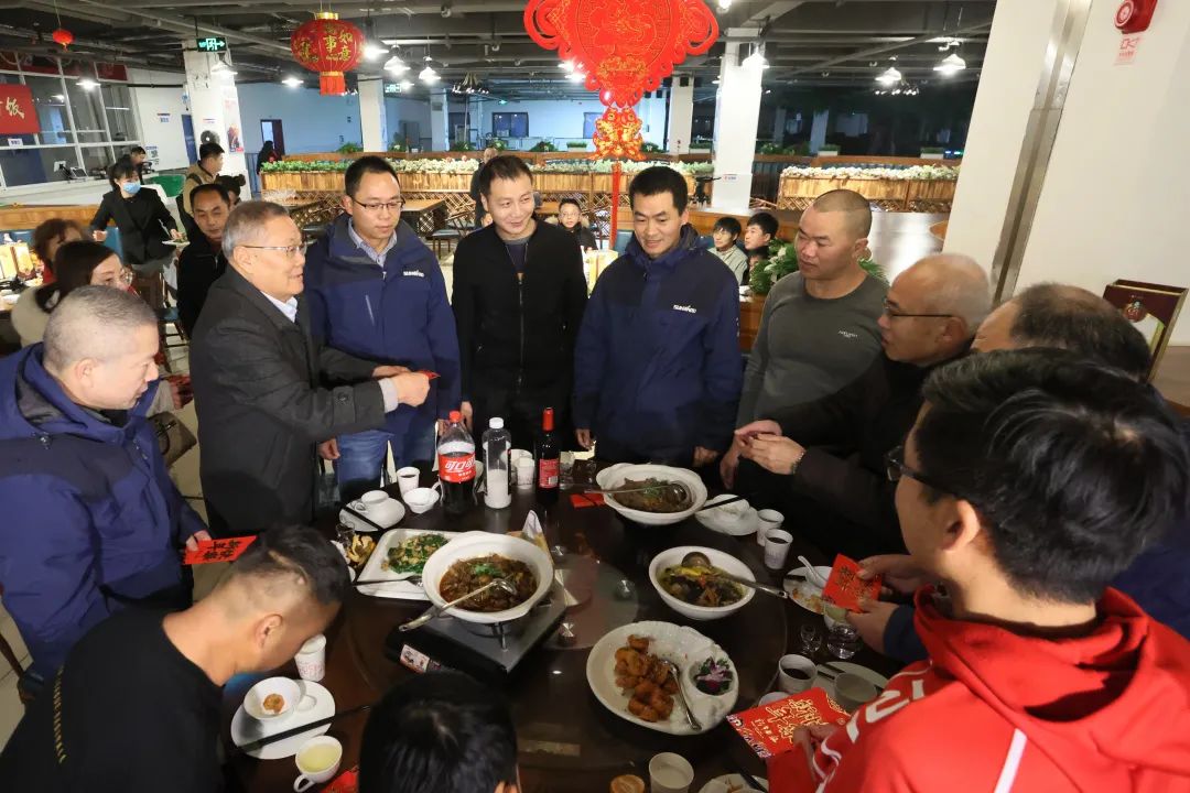 304am永利集团智能董事长何清华与留厂员工一路过大年！