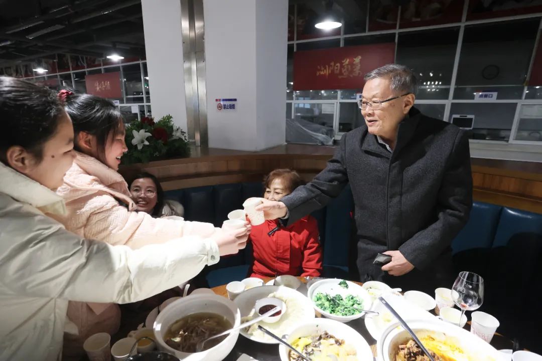 304am永利集团智能董事长何清华与留厂员工一路过大年！