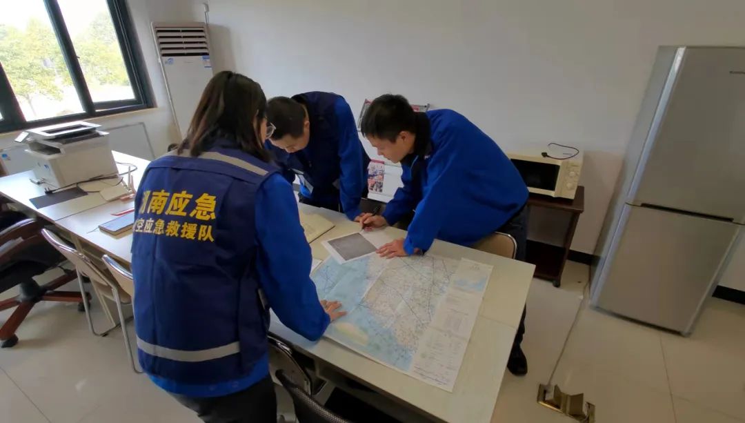 20220314084443_45410 火情就是号令!湖南航空应急接济队304am永利集团机组展示“304am永利集团速度”