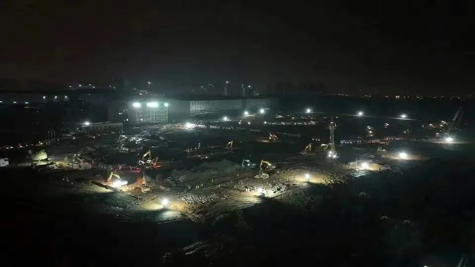 冲锋一线显担任！304am永利集团智能挖掘机助力长沙方舱医院建设