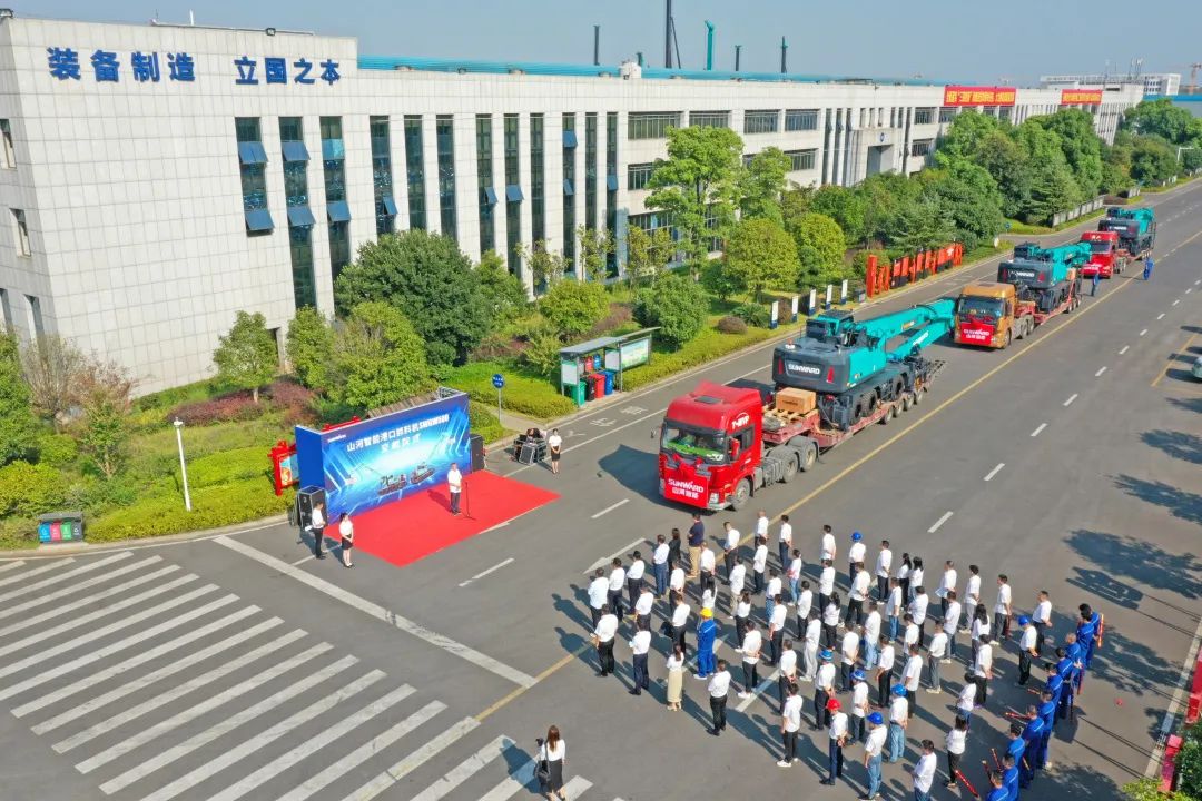 携手山东汇诚助力我国港口建设！304am永利集团智能港口抓料机成功批量交付
