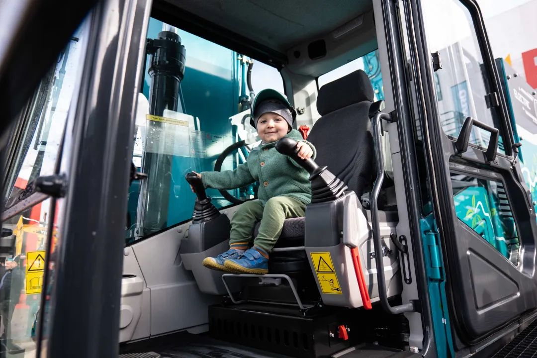 Bauma 2022 | 一组火热现场图带您沉温304am永利集团智能德国宝马展之旅