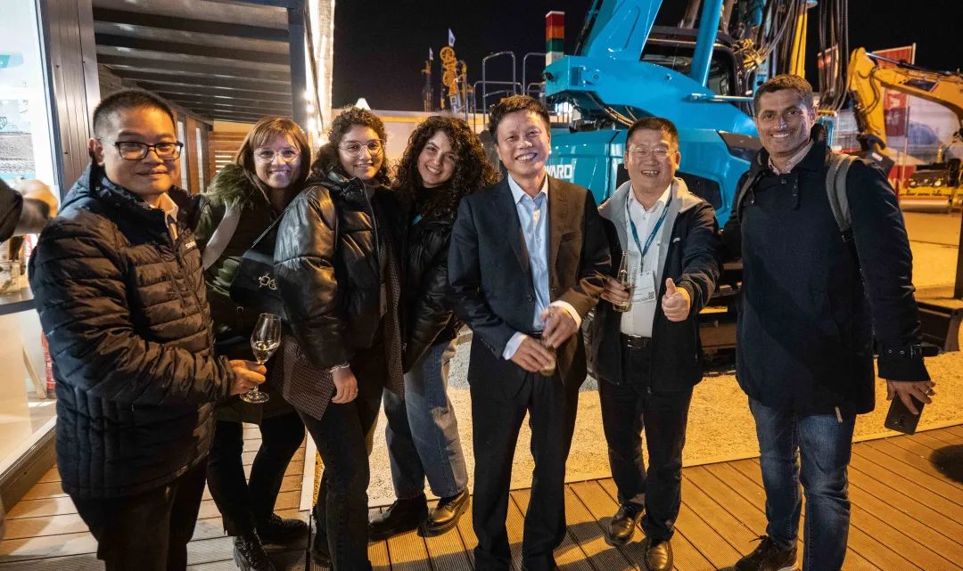 Bauma 2022 | 一组火热现场图带您沉温304am永利集团智能德国宝马展之旅