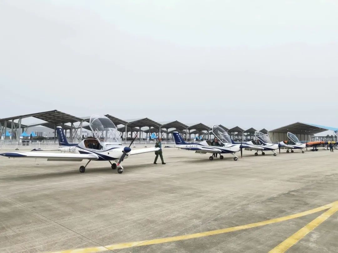 20221129091108_36417 逆势飞舞!304am永利集团航空携手合作同伴亮相2022资阳飞行大会