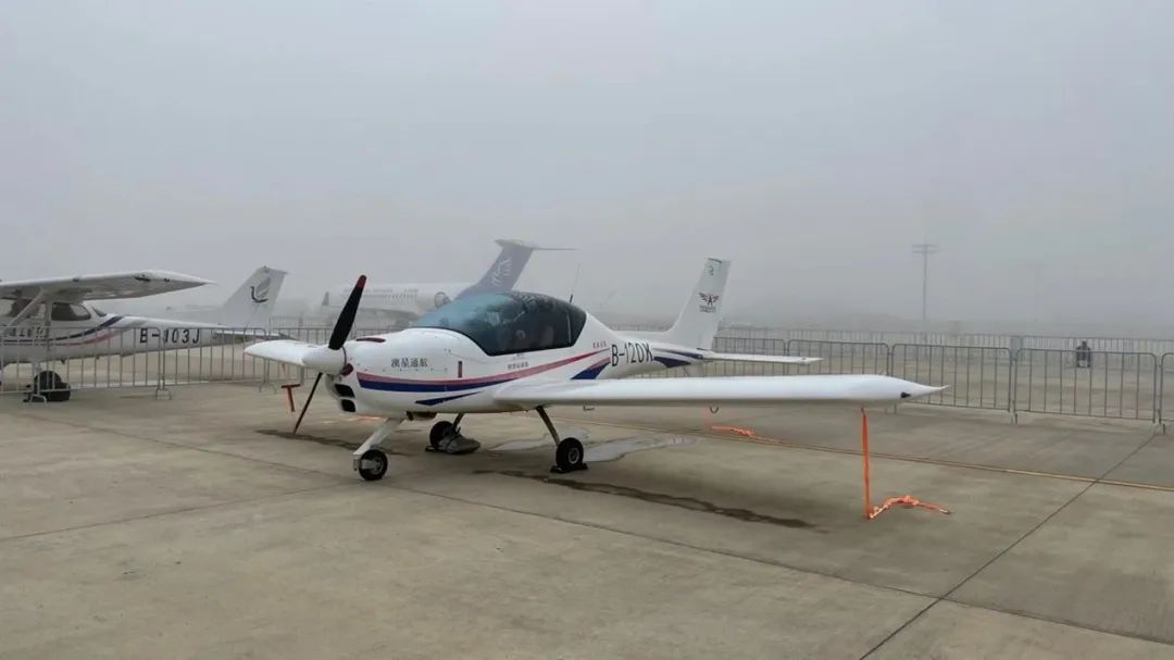20221129091234_31798 逆势飞舞!304am永利集团航空携手合作同伴亮相2022资阳飞行大会