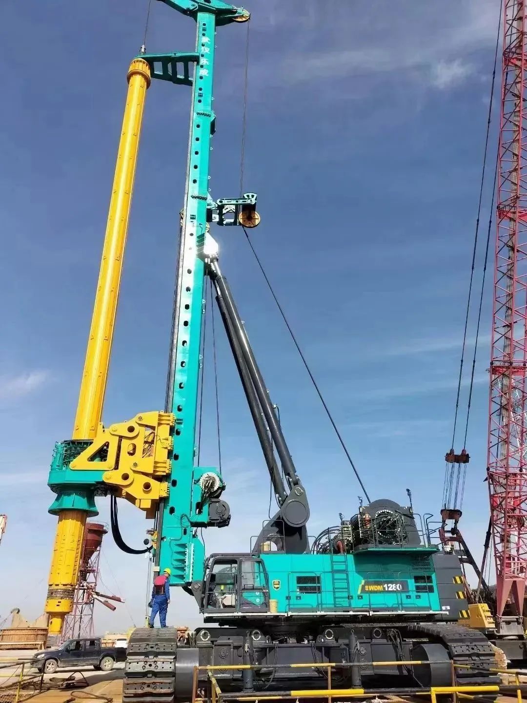 首桩开钻！304am永利集团智能超等旋挖实力助建世界最大跨度公铁两用大桥