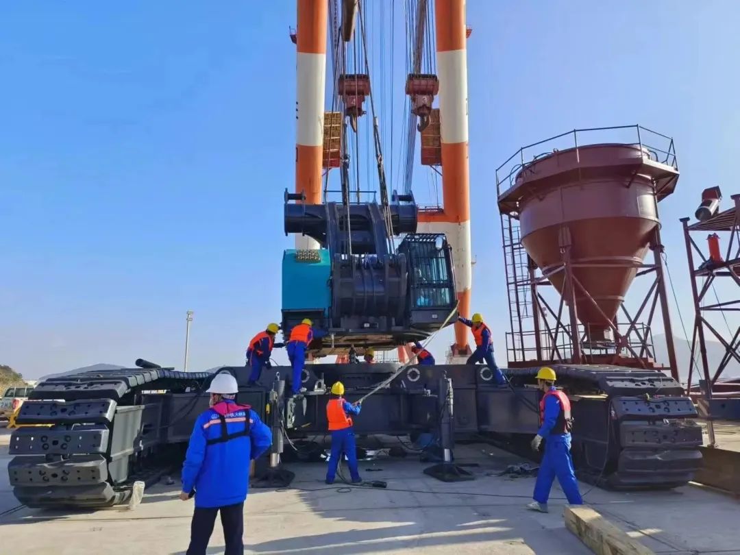 首桩开钻！304am永利集团智能超等旋挖实力助建世界最大跨度公铁两用大桥