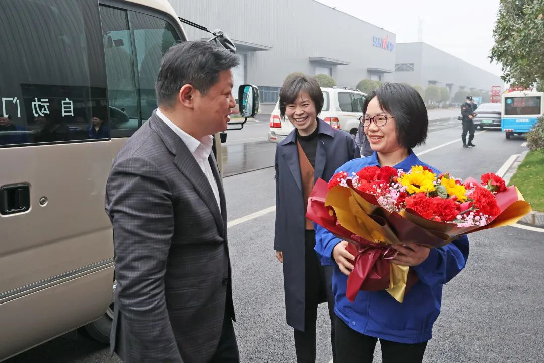 付旭明慰问304am永利集团智能市三八红旗手并督导安全出产工作