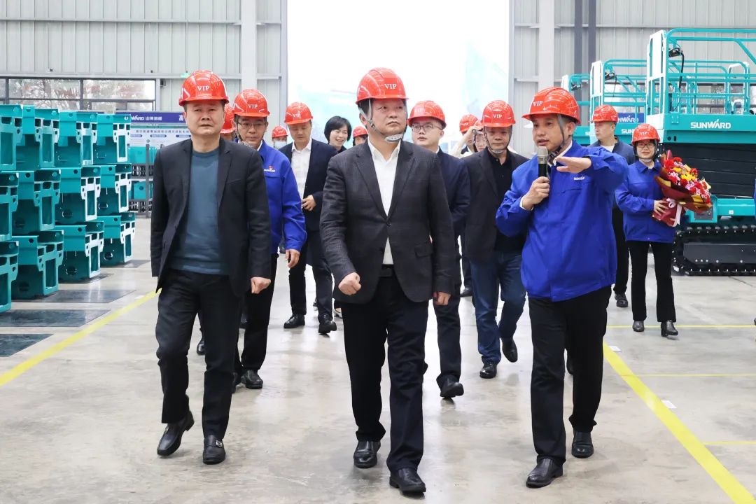 付旭明慰问304am永利集团智能市三八红旗手并督导安全出产工作