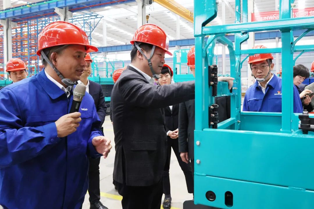 付旭明慰问304am永利集团智能市三八红旗手并督导安全出产工作
