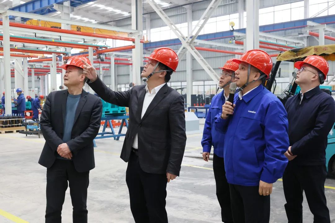 付旭明慰问304am永利集团智能市三八红旗手并督导安全出产工作