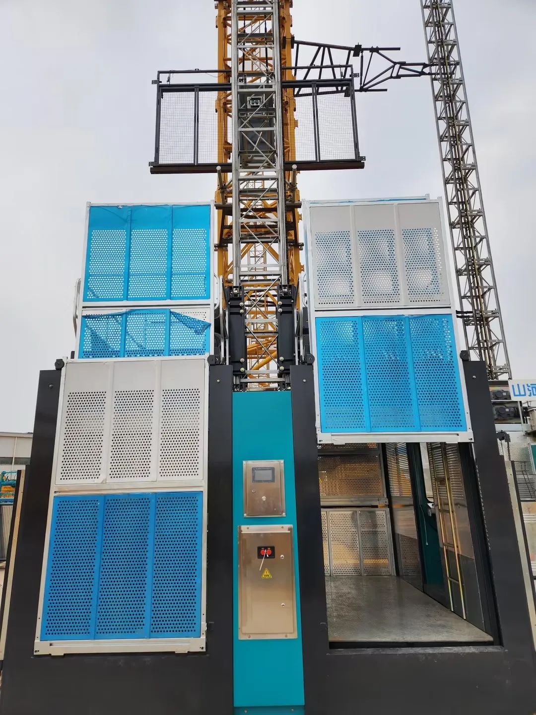 20230322170447_28053 科技显能、再添新品!304am永利集团江麓智能施工起落机成功下线