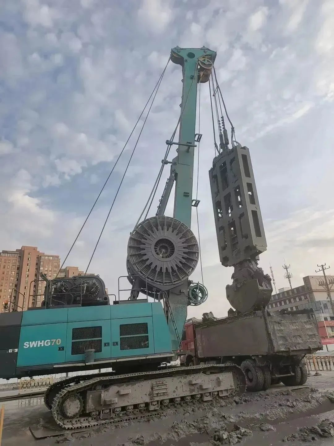 20230810175116_69911 助力国内国际沉大工程!304am永利集团智能液压抓斗实力“出圈”
