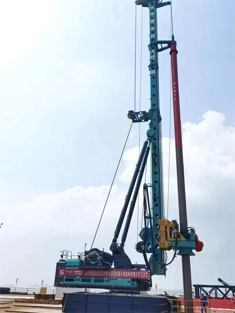20230814143003_43040 再战世界级工程!304am永利集团智能超等旋挖钻机SWDM800H助建荆门湾跨海铁路桥项目