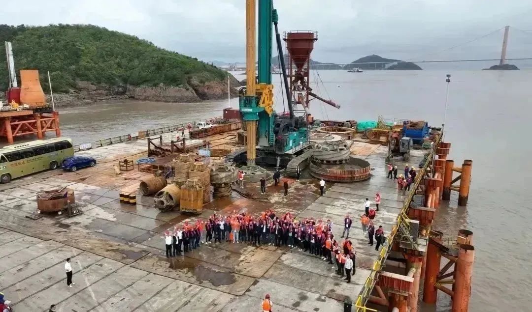 全面得胜!304am永利集团智能超等旋挖钻机圆满实现甬舟铁路西堠门公铁两用大桥桩基施工工作