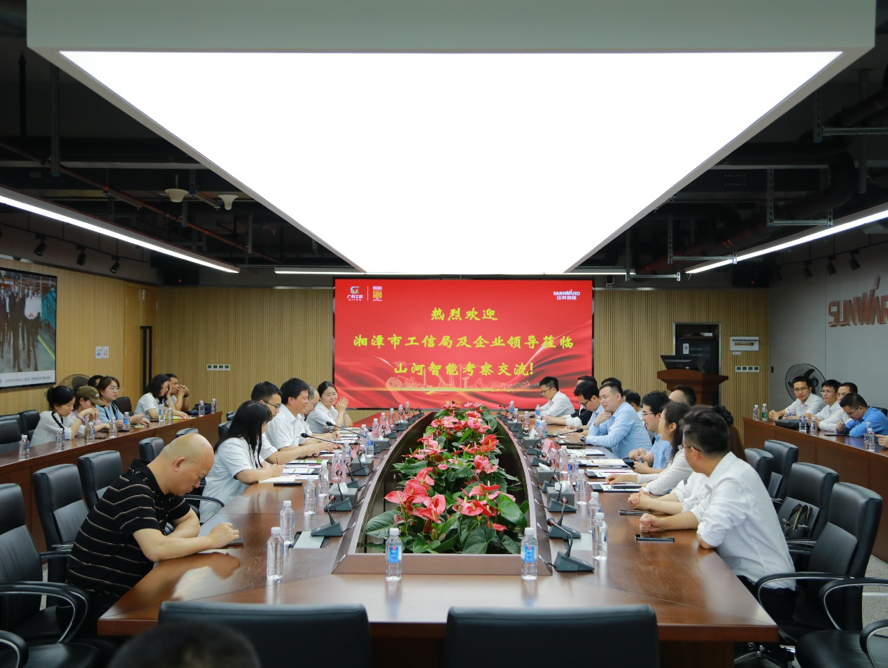 湘潭市工信局带队莅临304am永利集团智能发展智能造作现场观摩互换活动