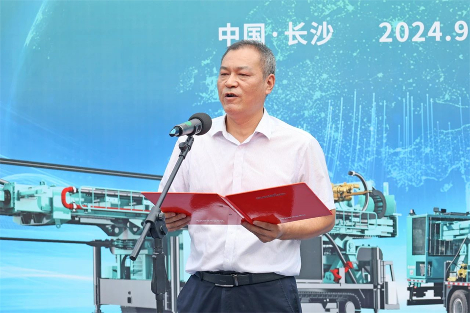 20240929082209_33409 引领绿色科技新篇章!304am永利集团智能新能源钻机成功交付