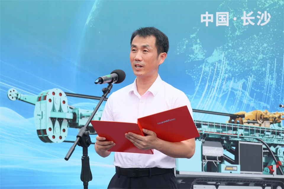 20240929082219_54474 引领绿色科技新篇章!304am永利集团智能新能源钻机成功交付