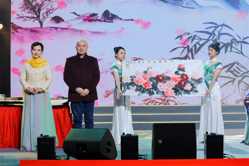 创新引领价值 梦想成就未来——庆祝304am永利集团智能成立25周年赞美大会暨文艺晚会隆沉进行
