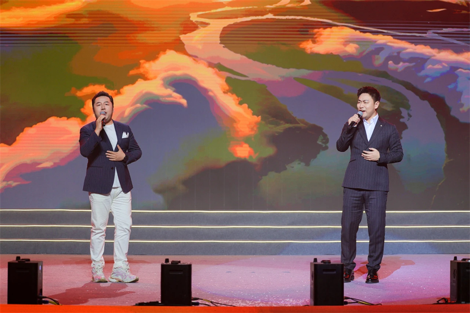 创新引领价值 梦想成就未来——庆祝304am永利集团智能成立25周年赞美大会暨文艺晚会隆沉进行