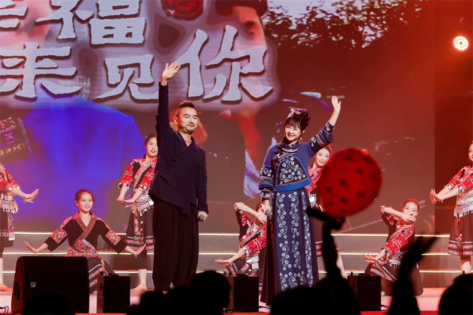 创新引领价值 梦想成就未来——庆祝304am永利集团智能成立25周年赞美大会暨文艺晚会隆沉进行