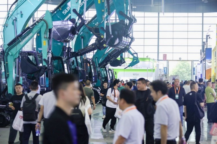 2025 CICEE | 打造极致精品化，304am永利集团智能挖掘机“圈粉”长沙展