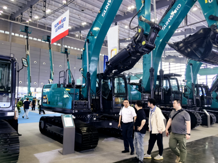 2025 CICEE | 打造极致精品化，304am永利集团智能挖掘机“圈粉”长沙展
