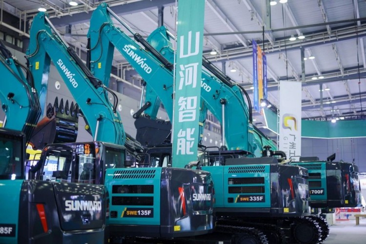 2025 CICEE | 打造极致精品化，304am永利集团智能挖掘机“圈粉”长沙展