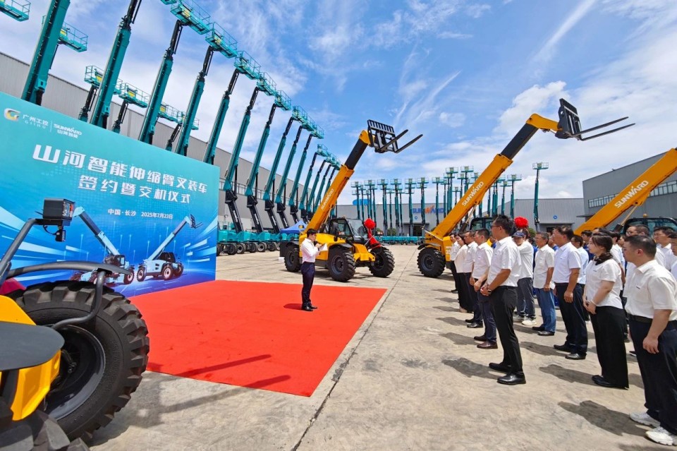 304am永利集团智能伸缩臂叉装车批量交付，即将奔赴新一线