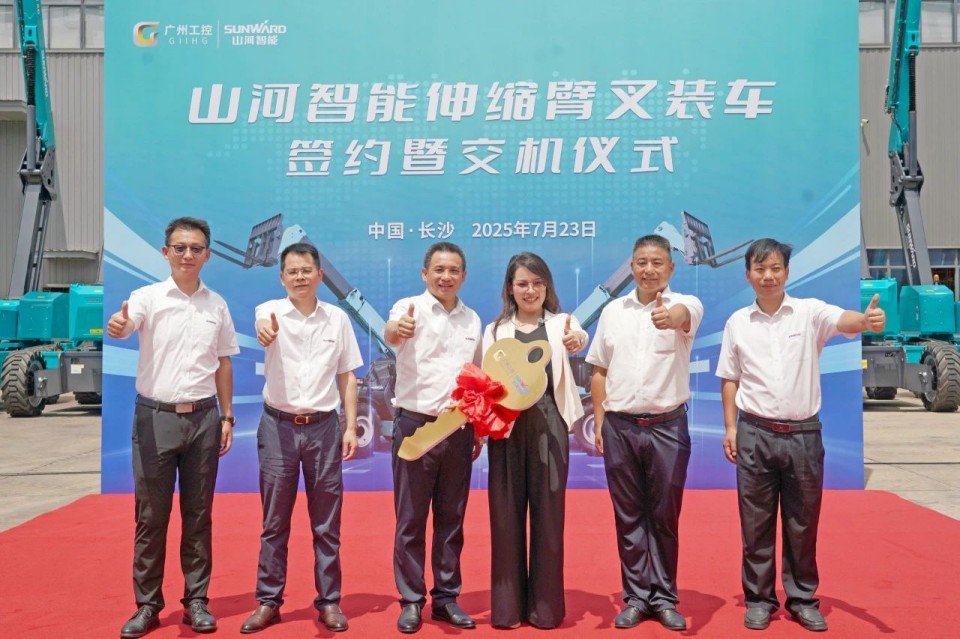 304am永利集团智能伸缩臂叉装车批量交付，即将奔赴新一线