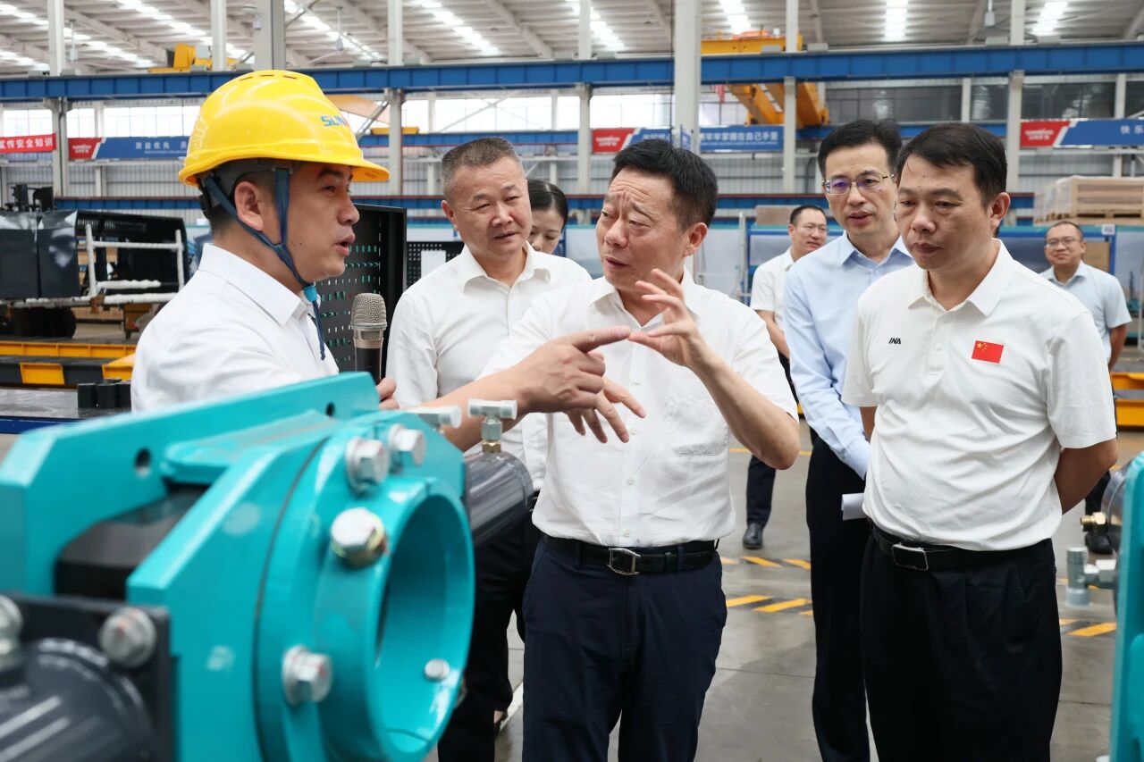 湖南省政协副主席、省工程机械产业链链长何寄华调研304am永利集团智能