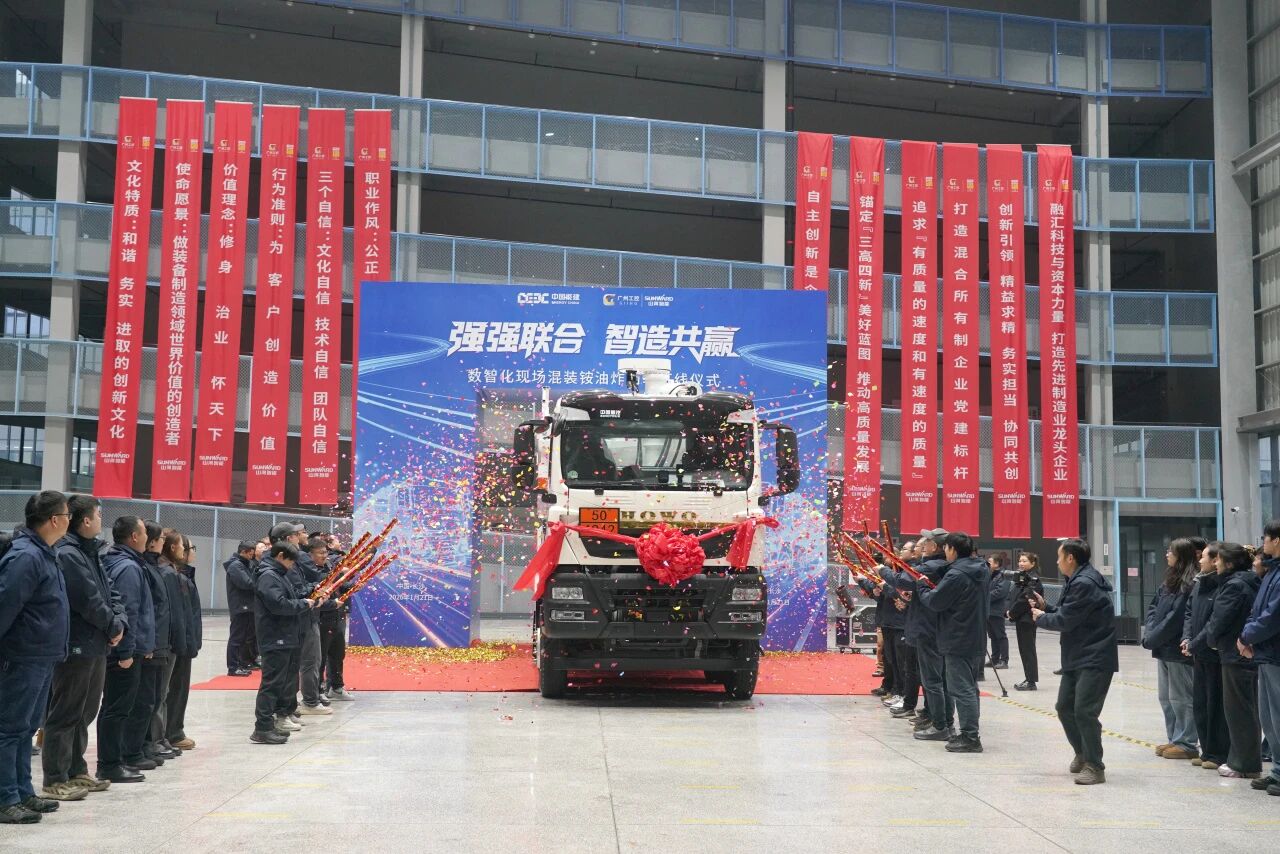 数智化现场混字油火药车下线！304am永利集团智能与易普力携手共筑智能矿山新篇章