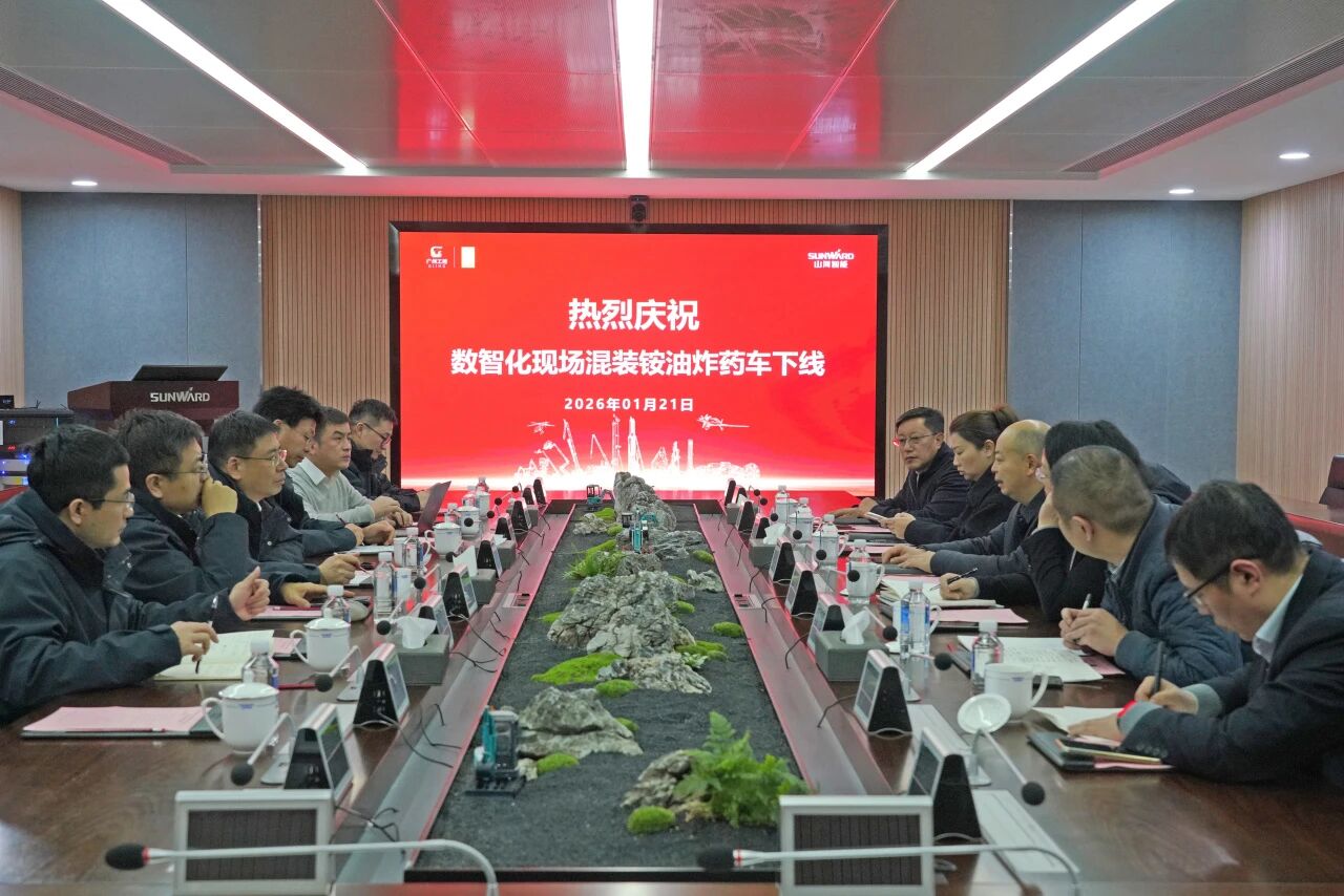 数智化现场混字油火药车下线！304am永利集团智能与易普力携手共筑智能矿山新篇章