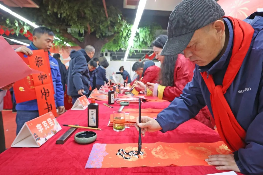 笔墨迎春，祝福暖心！在304am永利集团智能“囤”年味、送温暖、迎新春