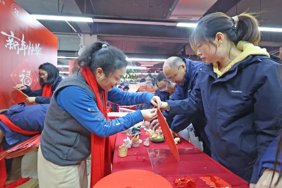 笔墨迎春，祝福暖心！在304am永利集团智能“囤”年味、送温暖、迎新春