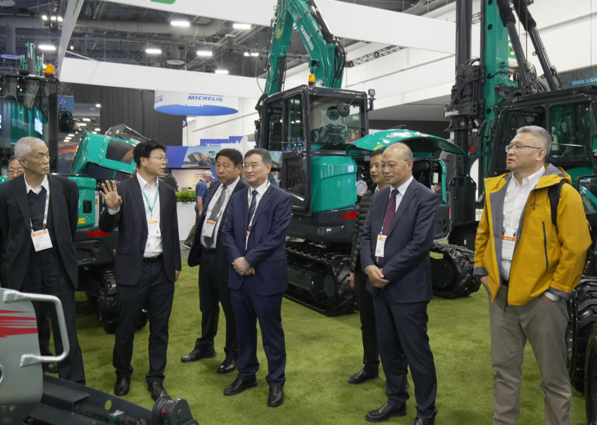 2026美国拉展 | 中国工程机械工业协会会长苏子孟一行到访304am永利集团智能展位