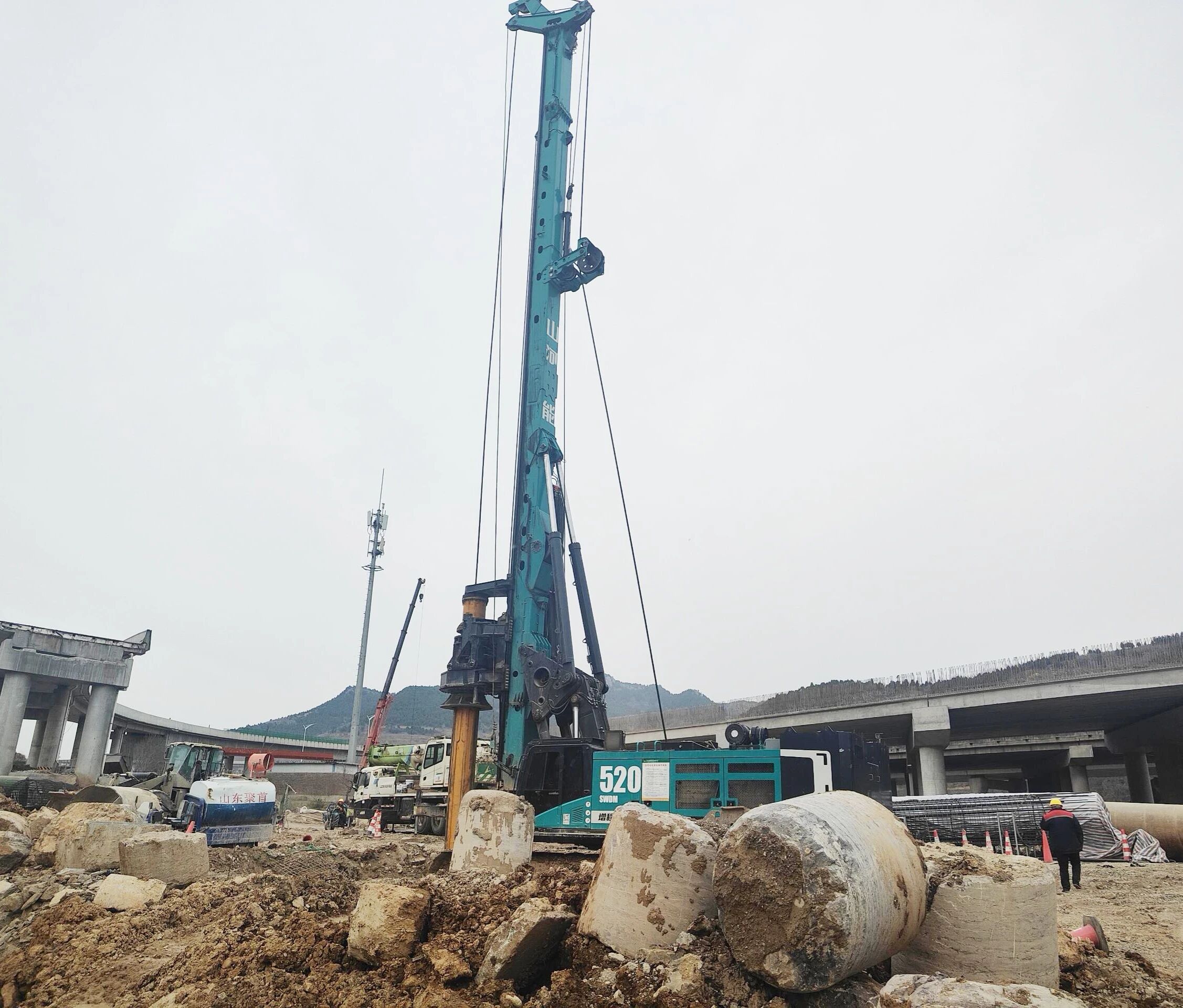 “亮剑”赤峰绕城改扩建项目，304am永利集团智能增程式电动旋挖钻机高效入岩受好评